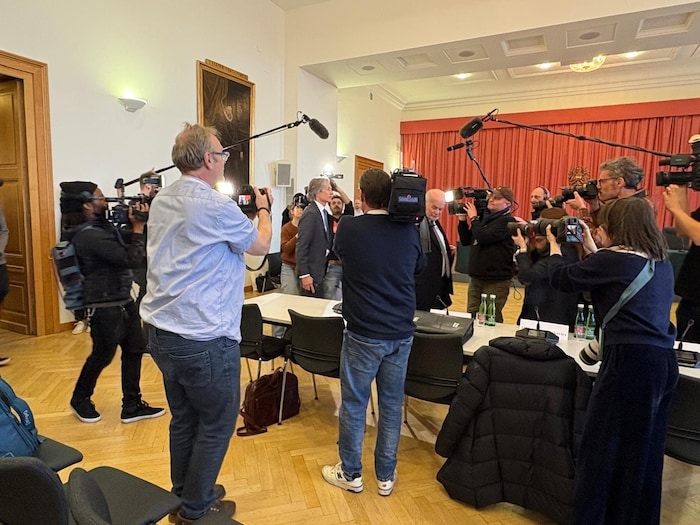 Unter Blitzlichtgewitter wurde der Ex-Minister Karl-Heinz Grasser im Gericht empfangen.