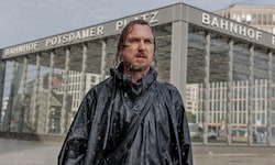 Hauptdarsteller Lars Eidinger spielt einen Vater, der den Kontakt zu seinen Kinder verliert und ...