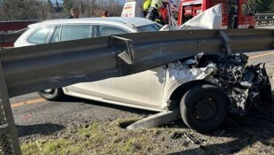 Das Auto prallte gegen die Leitschiene. 
