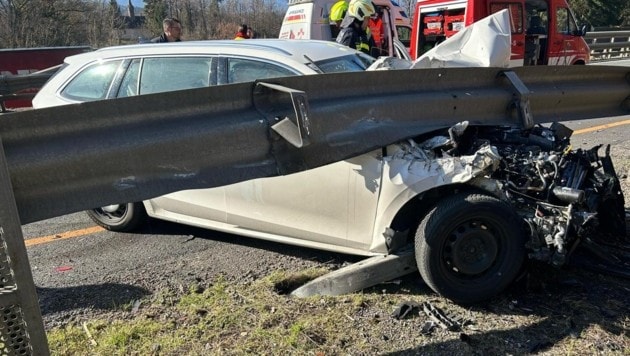 Das Auto prallte gegen die Leitschiene.  (Bild: FF Krumpendorf)