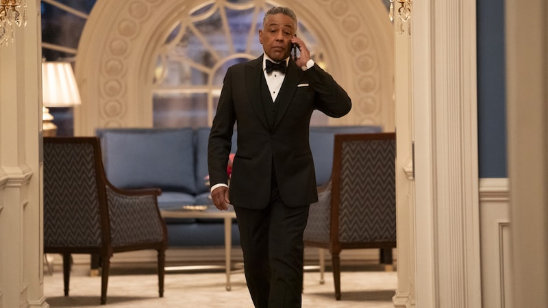 Giancarlo Esposito spielt den Leiter des Hauspersonals. (Bild: © 2024 Netflix, Inc.)