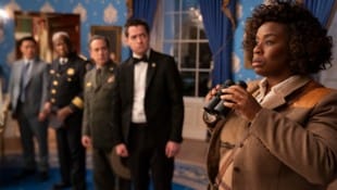 Uzo Aduba (re.) spielt die Hauptrolle der Cordelia Cupp, die unter den 157 potenziellen Verdächtigen den Mörder finden muss. Sie durchkämmt dafür das ganze Weiße Haus. (Bild: © 2024 Netflix, Inc.)