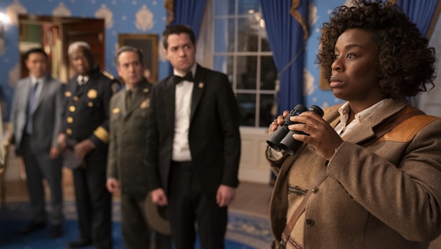 Uzo Aduba (re.) spielt die Hauptrolle der Cordelia Cupp, die unter den 157 potenziellen Verdächtigen den Mörder finden muss. Sie durchkämmt dafür das ganze Weiße Haus. (Bild: © 2024 Netflix, Inc.)