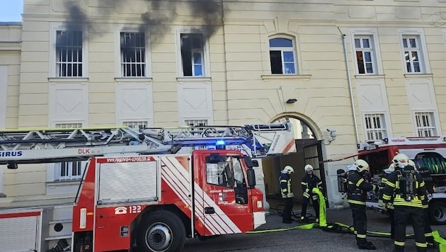 Dichter Rauch drang aus der Justizanstalt. (Bild: Feuerwehr)