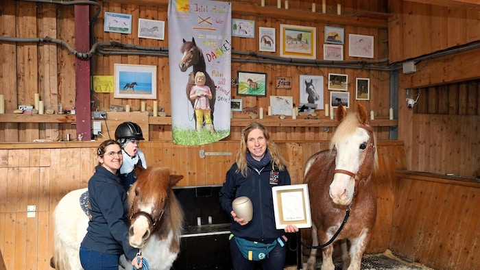 Roswitha Zink (im Bild rechts mit Pferd „Tokata“) und ihr Team haben gemeinsam mit den Kindern ...
