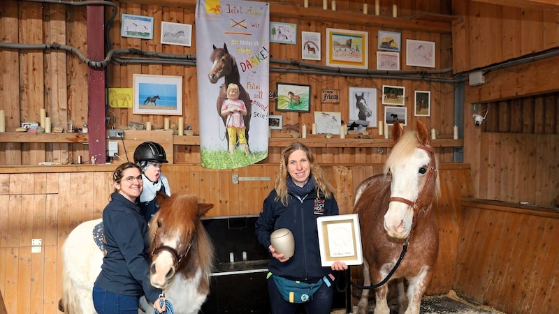 Roswitha Zink (im Bild rechts mit Pferd „Tokata“) und ihr Team haben gemeinsam mit den Kindern eine Gedenkstätte für „Felicitas“ am „Lichtblickhof“ geschaffen. (Bild: Zwefo)