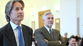Karl-Heinz Grasser und Walter Meischberger vor dem OGH. (Bild: APA/ROLAND SCHLAGER)