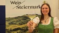 Weinkönigin Magdalena mit einem frischen Tropfen aus der Steiermark (Bild: Jauschowetz Christian)