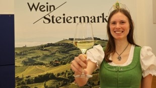 Weinkönigin Magdalena mit einem frischen Tropfen aus der Steiermark (Bild: Jauschowetz Christian)