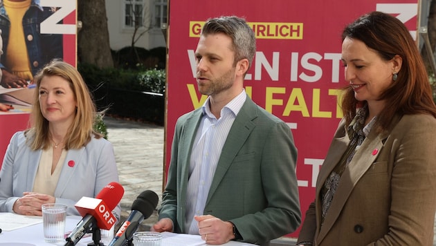 Von links: Wiens Vizebürgermeisterin Bettina Emmerling, NEOS-Landesgeschäftsführer Philipp Kern und Klubobfrau Selma Arapovic (Bild: Zwefo)