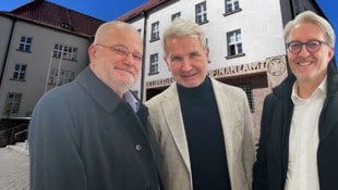 Josef Wildburger, Vorstand der Zeller Privatstiftung, Südbahnhotelbesitzer Christian Zeller (Mitte) und Anwalt Nikolaus Vasak bei der Versteigerung des Semmering-Golfplatzes am Bezirksgericht Neunkirchen. (Bild: Krone KREATIV/Doris Seebacher)