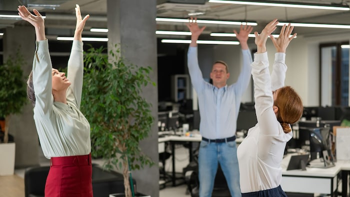 Im Büro zwischendurch gemeinsam Gymnastik machen.