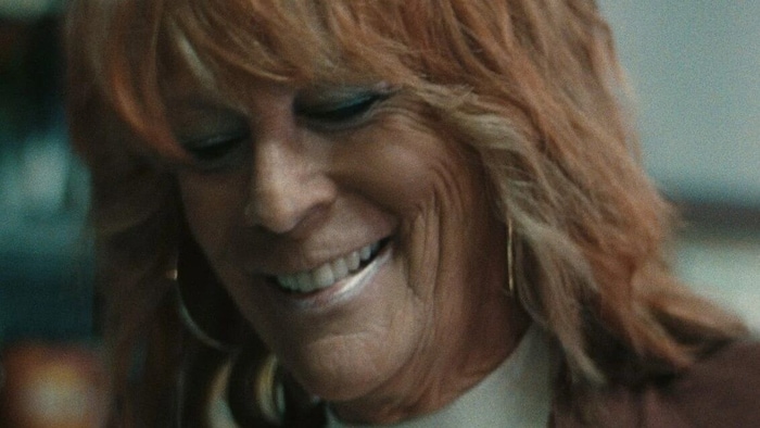 Oscarpreisträgerin Jamie Lee Curtis als unterstützende beste Freundin Annette. 