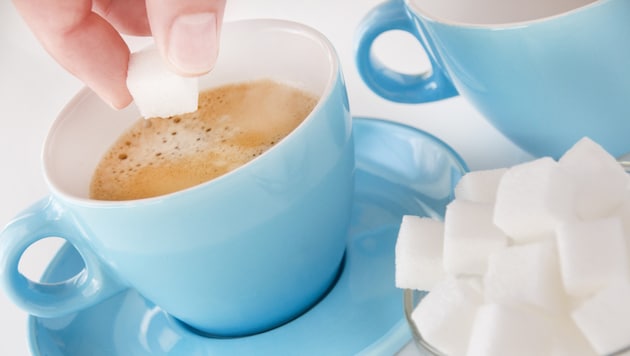 Zucker in den morgendlichen Kaffee – schmeckt gut, aber tut es auch gut? Das ist eine Abwägungsfrage. (Bild: Pixelot - stock.adobe.com)