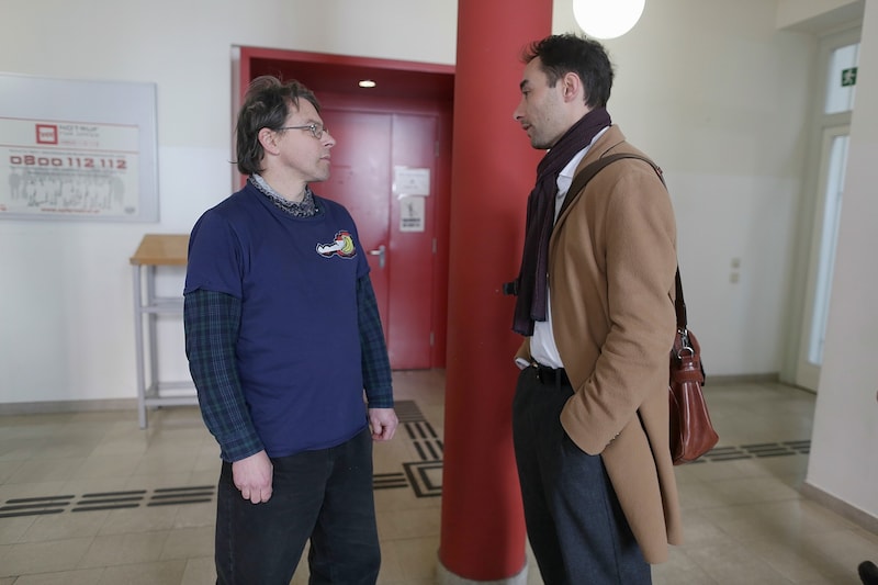 Christian A. (li.) und sein Verteidiger David Jodlbauer vor dem Saal A im Bezirksgericht Leopoldstadt. (Bild: Bartel Gerhard)