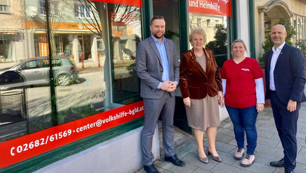 Volkshilfe Burgenland Geschäftsführer Markus Kaiser, Volkshilfe Burgenland Präsidentin Verena Dunst, Stützpunktleiterin Claudia Gröller und Frauenkirchens Bürgermeister Hannes Schmid.  (Bild: Charlotte Titz)