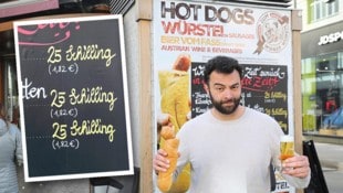 David Abramov (28) lud an seinem Würstelstand auf der Mariahilfer Straße am Donnerstag zu einer ganz besonderen Zeitreise ein. (Bild: Krone KREATIV/Martin Jöchl)