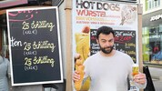 David Abramov (28) lud an seinem Würstelstand auf der Mariahilfer Straße am Donnerstag zu einer ...