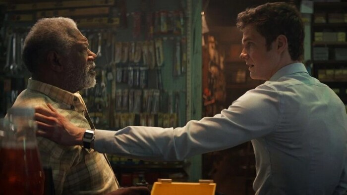 Schauspieler Jack Quaid (re.) als Nathan Caines in „Mr. No Pain“.