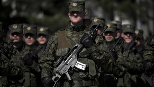 Kosovarische Sicherheitskräfte bei der Gedenkfeier eines ehemaligen Kommandanten der ...