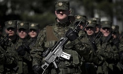 Kosovarische Sicherheitskräfte bei der Gedenkfeier eines ehemaligen Kommandanten der ...
