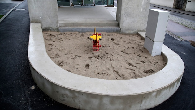 Auf diesem Spielplatz sollten Kinder Spaß haben – meinten zumindest die Bauherren.  (Bild: Tröster Andreas)