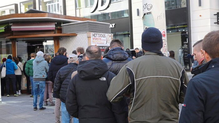 Die Wiener waren von den Schillingpreisen begeistert und nahmen dafür auch 20 Minuten Wartezeit ...