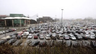 Noch sind die Parkplätze beim größten Shopping-Center Österreichs gratis – ab 14. April muss man ab der fünften Stunde zahlen. (Bild: APA/HERBERT PFARRHOFER)