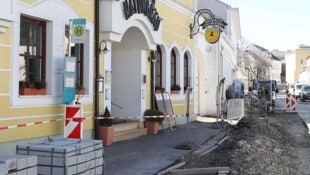 Aufgerissene Straße, Baustellengitter, Absperrbänder: Der Eingang des Haydnbräus sieht aktuell nicht sehr einladend aus. (Bild: Reinhard Judt)