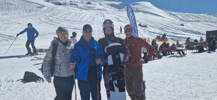 Elias Leitner mit seinen Eltern und seinem Opa, der extra aus der Steiermark ins Montafon ...