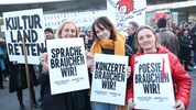 Am Grazer Hauptbahnhof traf sich der Protestzug
