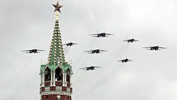 Russland veranstaltet jährlich im Mai mitten in der Hauptstadt eine pompöse Militärparade. (Bild: AFP/TATYANA MAKEYEVA)