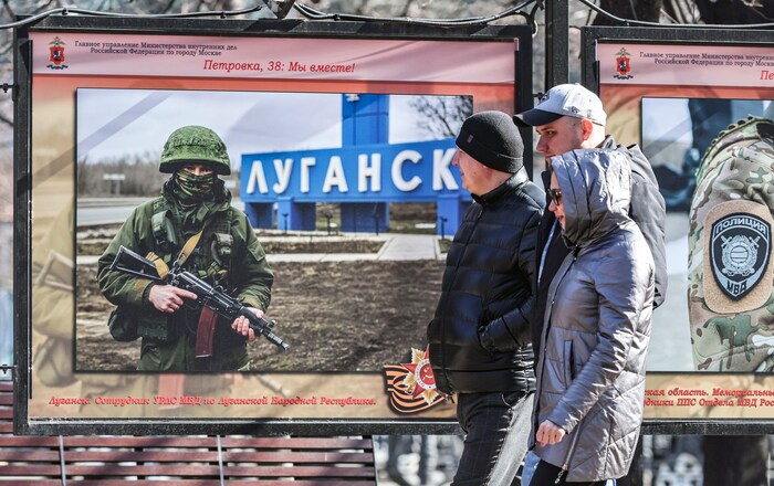 Propagandaplakate in Moskau: Der Krieg ist in den vergangenen drei Jahren zum russischen Alltag ...