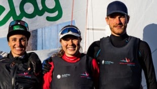 Rosa Donner (Mitte) verlor ihren Segelpartner Niklas Haberl  (re.) an Olympiasiegerin Lara Vadlau (li.) (Bild: OeSV/Dominik Matesa)