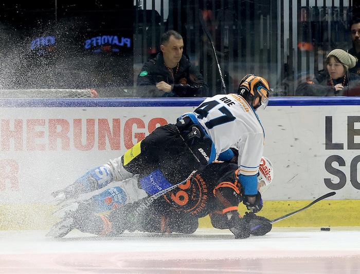 Logan Roe (o.) war in Halbfinale 1 unfassbare 43:34 Minuten am Eis.
