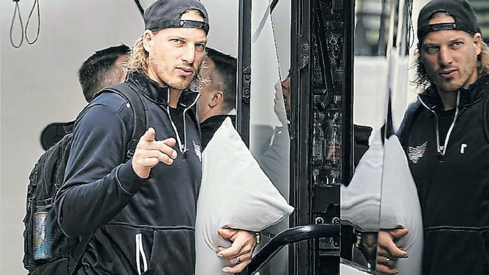 Schlaf ist für Lebler und Co. wichtig – teils auch im Bus nach Auswärtsspielen.