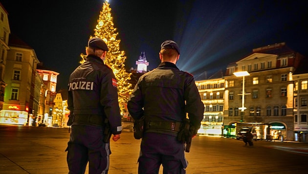 In der Silvesternacht wurde ein Polizist im Einsatz durch einen Flaschenwurf verletzt  (Bild: Pail Sepp)