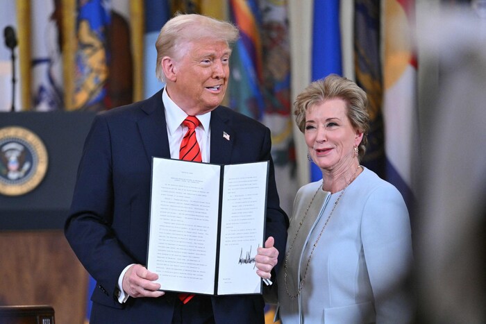 Trump und McMahon sind sichtlich zufrieden.