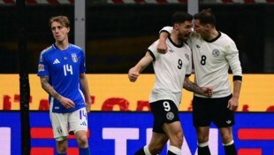 Tim Kleindienst (Mitte) und Leon Goretzka (Rechts) trafen beide per Kopf.