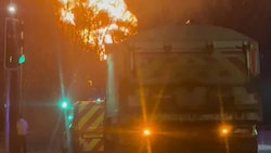 Die Feuerwehr rückte mit zehn Löschfahrzeugen und rund 70 Feuerwehrleuten zu dem brennenden Umspannwerk in Hayes aus. (Bild: AFP/HANDOUT)