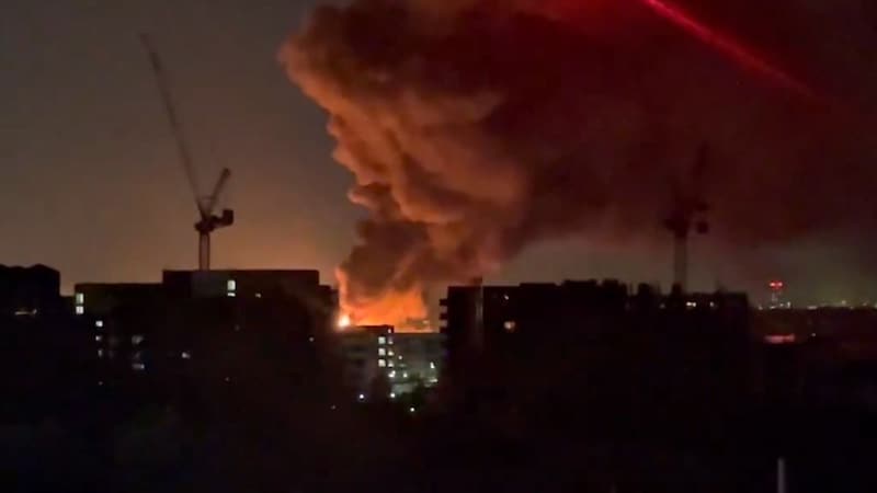 Die Feuerwehr war in der Nacht zum Freitag alarmiert worden, rund 70 Feuerwehrleute dämmten den Brand in dem Umspannwerk ein. (Bild: KameraOne)