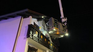 Die Feuerwehr rückte mit Teleskopmastbühne aus.