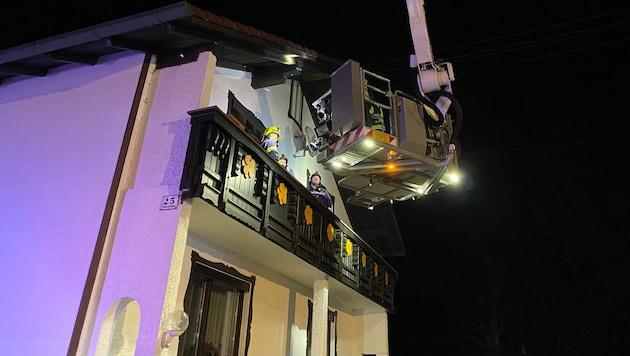 Die Feuerwehr rückte mit Teleskopmastbühne aus. (Bild: FF Andorf)