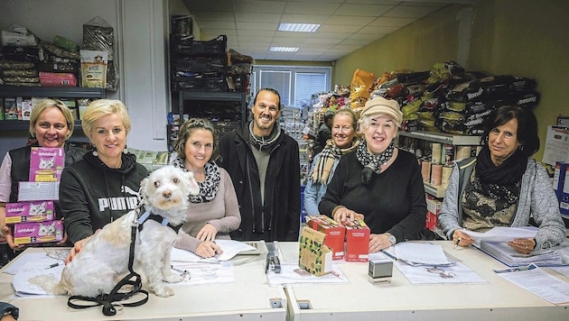 Die freiwilligen Helfer der Tiertafel geben Futter und Zubehör aus. (Bild: Karin Wernig)