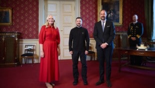 Kronprinzessin Mette-Marit,  Wolodymyr Selenskyj und Kronprinz Haakon  (Bild: AFP/Photo by Handout / UKRAINIAN PRESIDENTIAL PRESS SERVICE / AF)