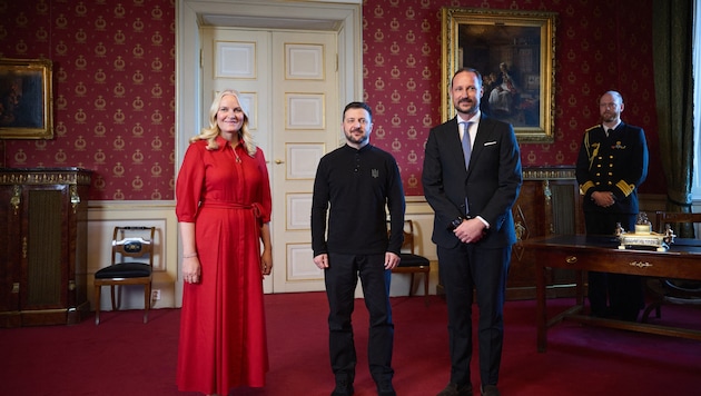 Kronprinzessin Mette-Marit,  Wolodymyr Selenskyj und Kronprinz Haakon  (Bild: AFP/Photo by Handout / UKRAINIAN PRESIDENTIAL PRESS SERVICE / AF)