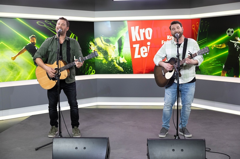 „Edmund“ singt beim „Krone“-Fußballfest ihre Hits „Freindschoft“ und „Leiwand“ (Bild: Urbantschitsch Mario)