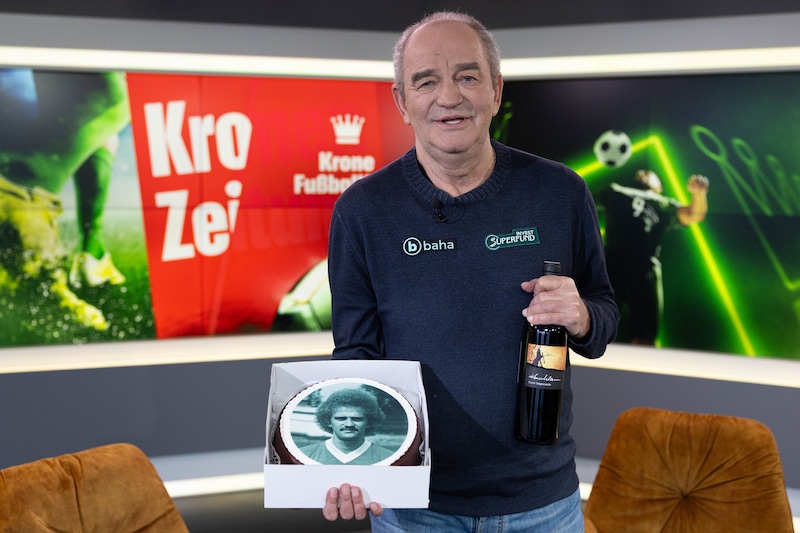 Torte und Wein: Die „Krone“ gratuliert Herbert Prohaska prophylaktisch und im Voraus zum 70er. (Bild: Urbantschitsch Mario)