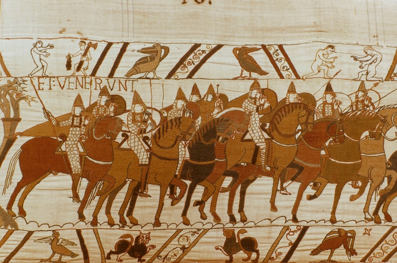 Normannische Bogenschützen nach der Landung in England. Der Teppich von Bayeux bietet mittelalterliche Alltagsgeschichte pur: Ausrüstungen, Haartrachten und Gewänder werden präsentiert wie in einem modernen Magazin. (Bild: akg-images / picturedesk.com)