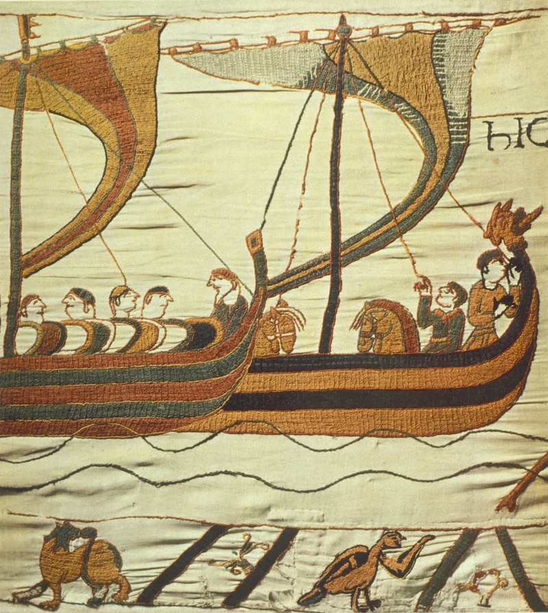Die normannische Flotte überquert den Ärmelkanal. Die Abstammung der Normannen von den Wikingern (Normannen = „Nordmänner“) ist angesichts der Art der Schiffe offensichtlich. (Bild: Archiv Gerstenberg / Ullstein Bild / picturedesk.com)